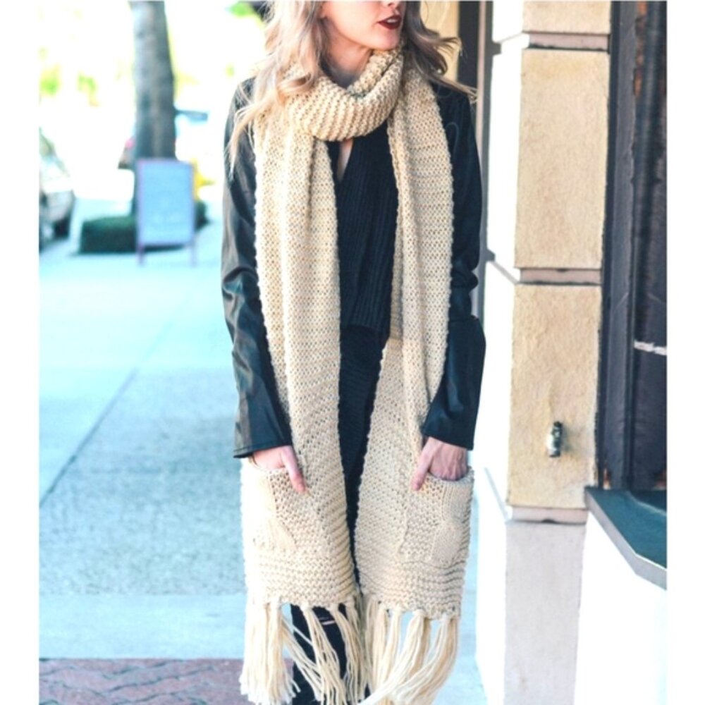 NWOT Very Long And Warm Pocket Tassel Scarf - Picture 3 of 4